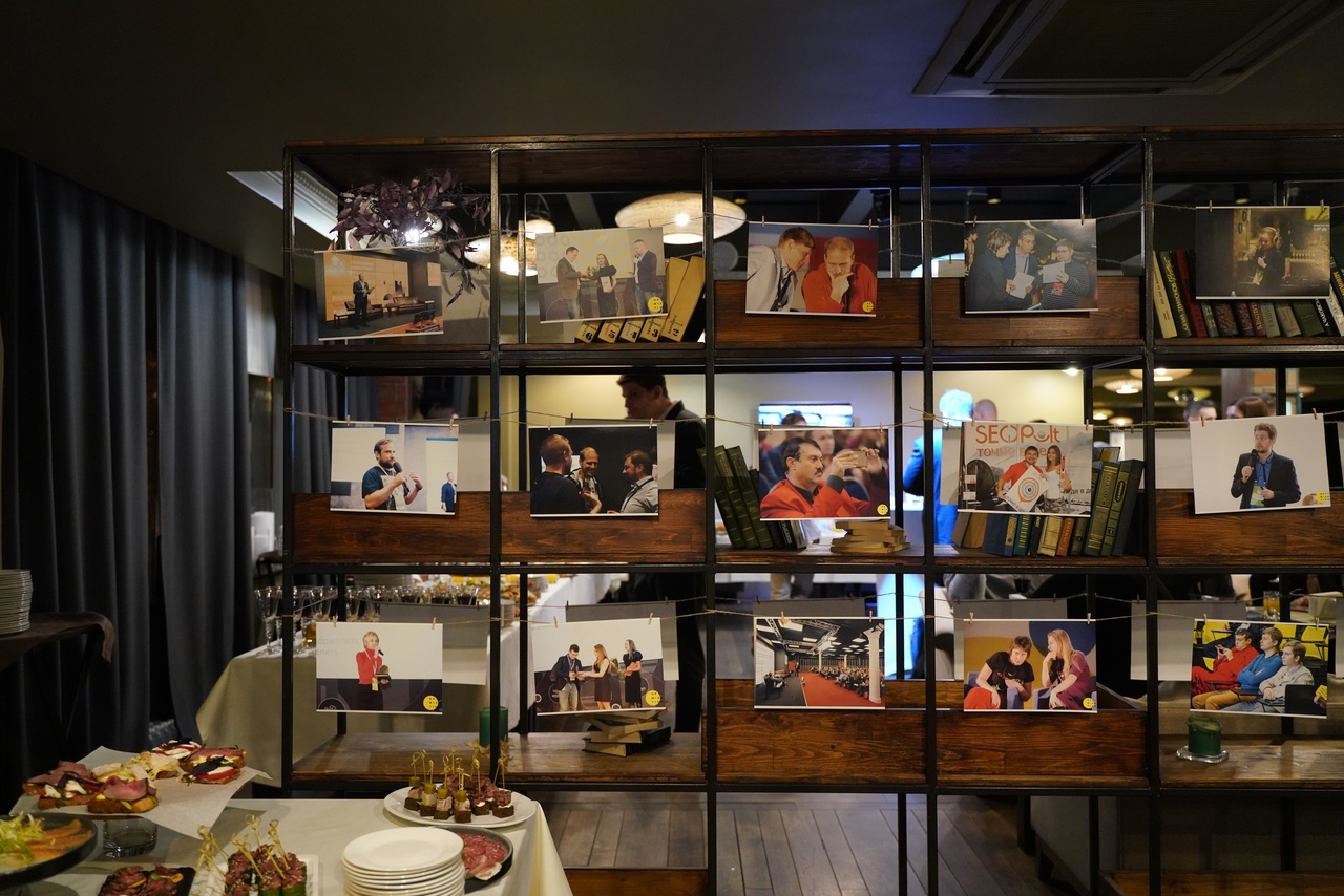 Развлекательную программу, вкуснейшие блюда и качественные напитки, которые включены в стоимость билета